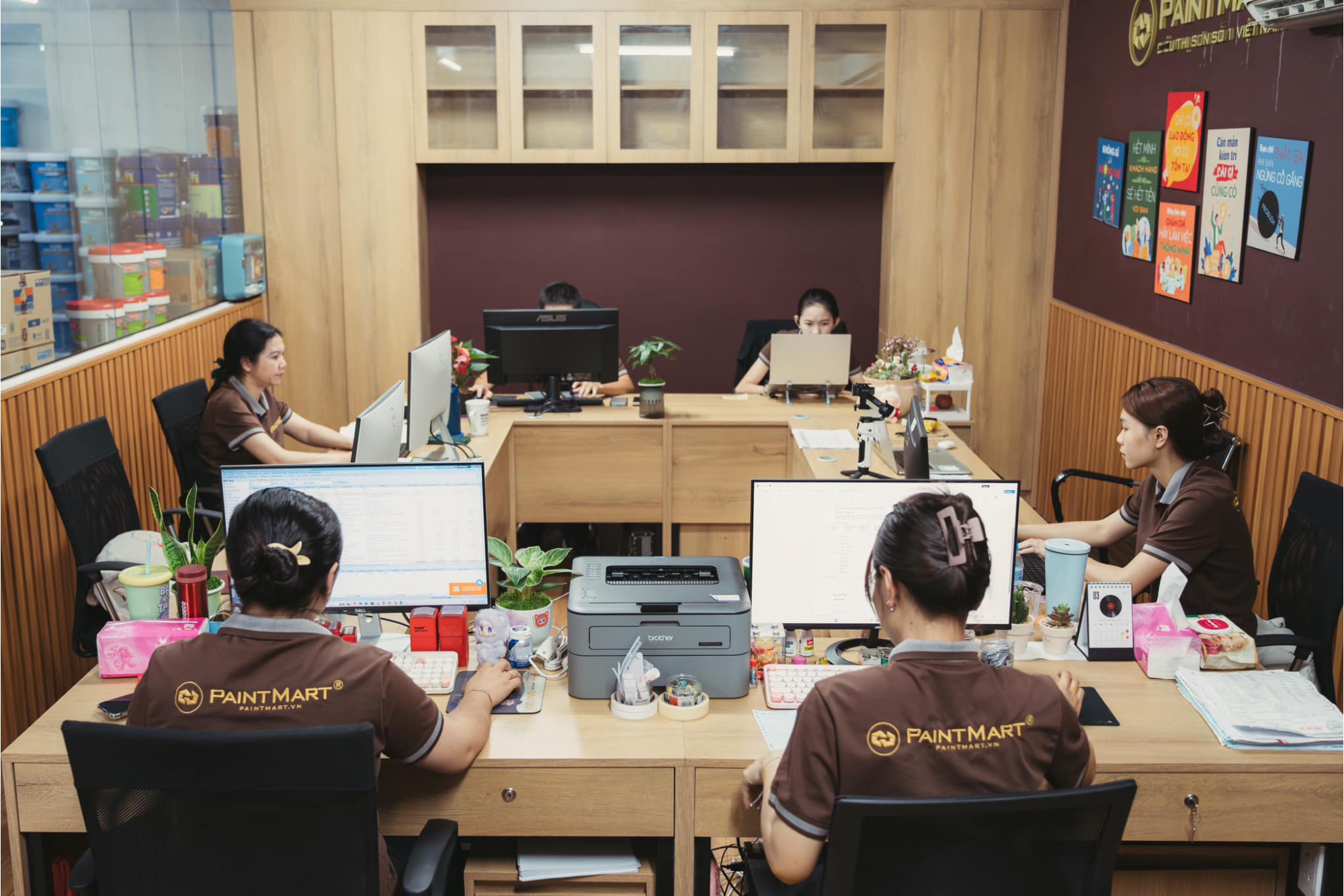 Sơn đặt lên kệ gọn gàng khoa học như siêu thị